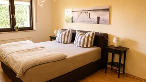Room - Troisdorf-Rottersee - 60 square meters - 1 to 3 people, very quiet location, good transportation links (Troisdorf)