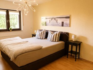 1 habitación, tabla de planchar con plancha, wifi gratis y ropa de cama