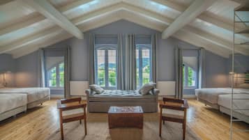 Chambre Quadruple Familiale, vue montagne | Couette en duvet d'oie, matelas mémoire de forme, lit parapluie