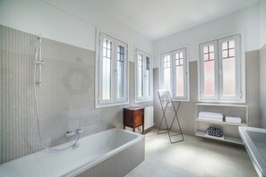 Habitación clásica doble, vistas a la montaña | Baño | Ducha, secador de pelo, toallas y jabón