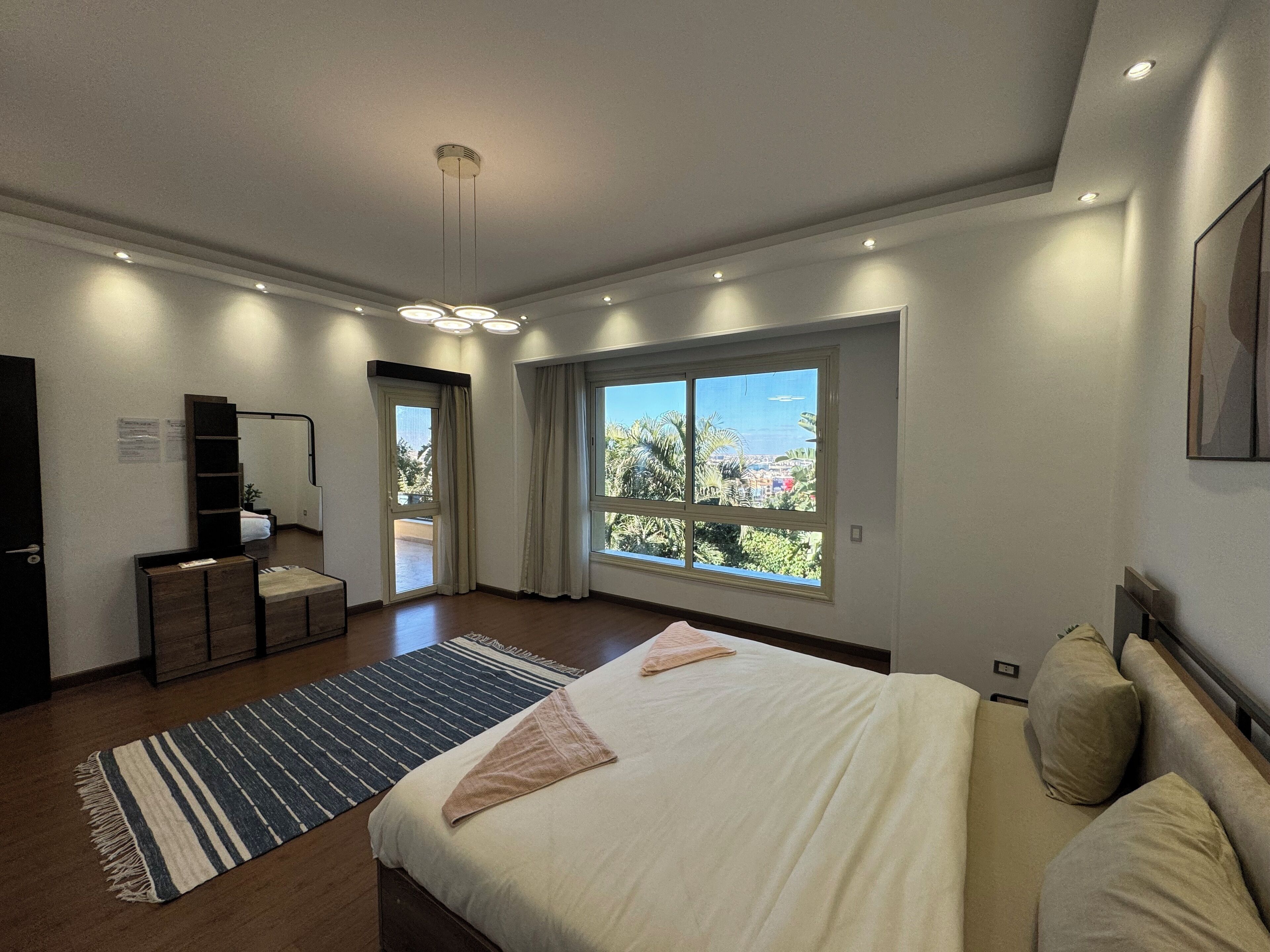 5 bedrooms, desk, iron/ironing board, travel crib