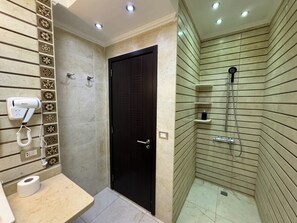 Een douche, een haardroger, handdoeken, zeep