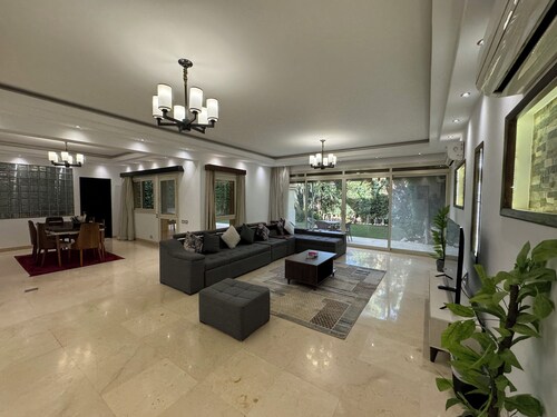 Spacious 5-bedroom uphill villa with WiFi, AC in delightful Palm Hills district 