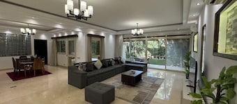 Spacious 5-bedroom uphill villa with WiFi, AC in delightful Palm Hills district