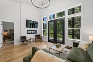 Smart-TV, Kamin, Bücher