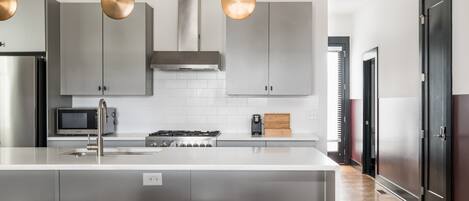 Fridge, microwave, stovetop, dishwasher