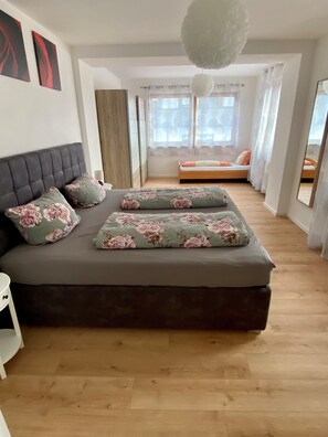 4 bedrooms, travel crib, free WiFi, bed sheets