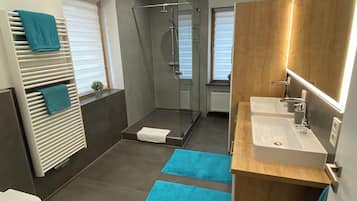 Dusche, Haartrockner, Handtücher, Seife