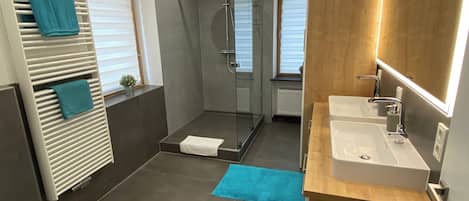 Dusch, hårtork, handdukar och tvål