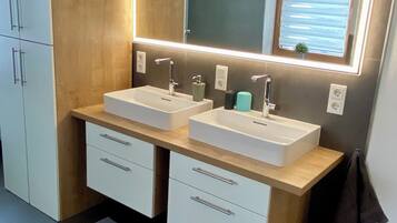 Douche, sĂšche-cheveux, serviettes fournies, savon