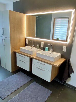 Shower, hair dryer, towels, soap - Beautiful vacation home at the winery (Osann-Monzel)