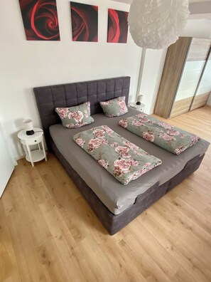 4 slaapkamers, reisbedje, gratis wifi, beddengoed