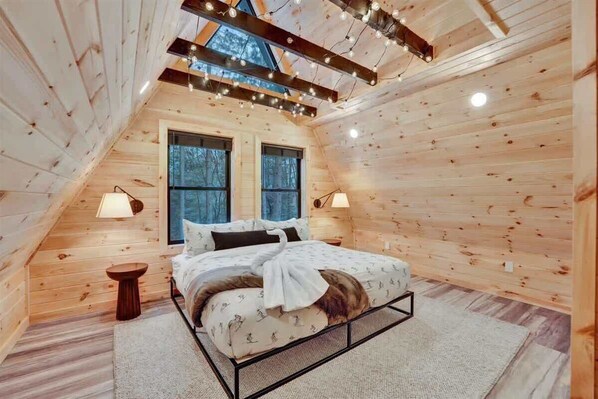 7 bedrooms, WiFi, bed sheets - Pines A-Frame Cabin | Sauna | HotTub (Blakeslee)