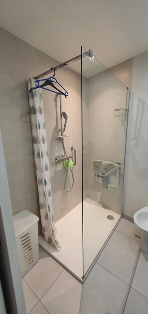 Secadora de cabello, toallas, jabón, papel de baño 