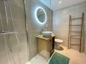 Bathroom - Vrbo Property (Castelnau-Montratier)