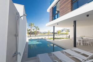 Villa, 5 hálószobával, privát medence, kilátással a kertre | Medence | Beltéri medence