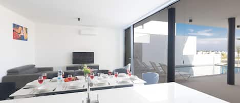 Villa, 5 Bedrooms, Private Pool, Garden View | Dining room