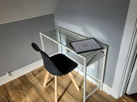 Cortinas blackout, tabla de planchar con plancha y wifi gratis 