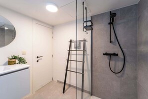 Een douche, een haardroger, handdoeken