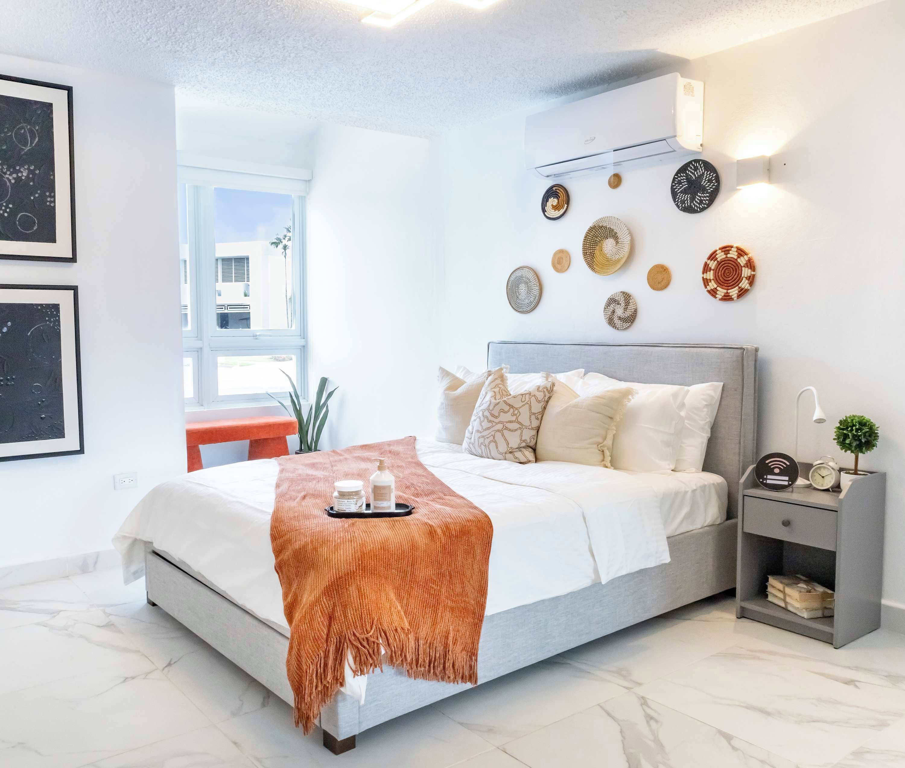 1 slaapkamer, een bureau, een strijkplank/strijkijzer, reisbedje