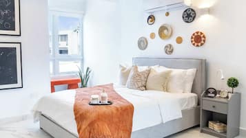 1 slaapkamer, een bureau, een strijkplank/strijkijzer, reisbedje