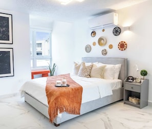 1 Schlafzimmer, Schreibtisch, Bügeleisen/Bügelbrett, Reisekinderbett