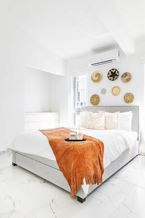 3 bedrooms, desk, iron/ironing board, travel crib