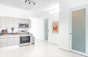 Réfrigérateur, micro-ondes, four, plaque de cuisson