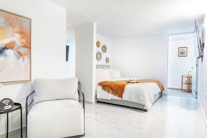 3 bedrooms, desk, iron/ironing board, travel crib