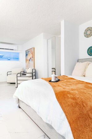 3 bedrooms, desk, iron/ironing board, travel crib