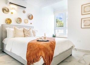 6 quartos, escrivaninha, ferros/tábuas de passar roupa, berço de viagem