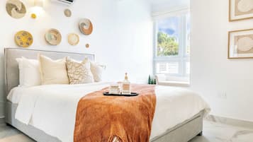 6 bedrooms, desk, iron/ironing board, travel crib