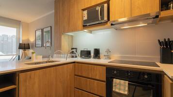 Refrigerador, microondas, horno y parrilla de estufa