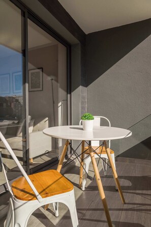 Outdoor dining - 1BR Apartment in Nunoa | Chic and Sunlit Space (Ñuñoa)