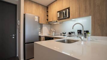 Refrigerador, microondas, horno y parrilla de estufa