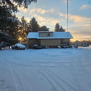 Exterior - Charming 2-bedroom cabin with WiFi, Hot Tub, large decks in amazing Canandaigua  (Canandaigua)