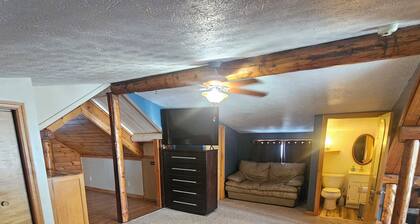 Charming 2-bedroom cabin with WiFi, Hot Tub, large decks in amazing Canandaigua