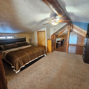 2 bedrooms, iron/ironing board, WiFi, bed sheets - Charming 2-bedroom cabin with WiFi, Hot Tub, large decks in amazing Canandaigua  (Canandaigua)