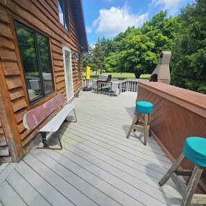 Terrace/patio - Charming 2-bedroom cabin with WiFi, Hot Tub, large decks in amazing Canandaigua  (Canandaigua)