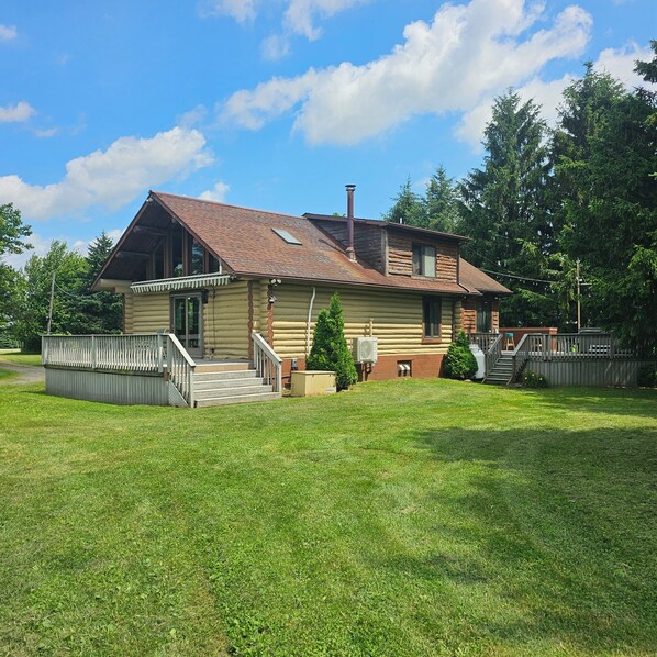 Exterior - Charming 2-bedroom cabin with WiFi, Hot Tub, large decks in amazing Canandaigua  (Canandaigua)