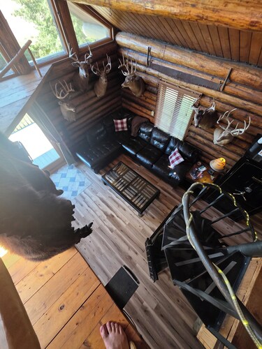 Charming 2-bedroom cabin with WiFi, Hot Tub, large decks in amazing Canandaigua 