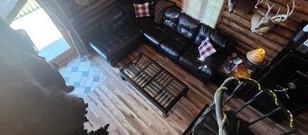 Charming 2-bedroom cabin with WiFi, Hot Tub, large decks in amazing Canandaigua 