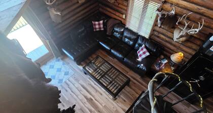 Charming 2-bedroom cabin with WiFi, Hot Tub, large decks in amazing Canandaigua