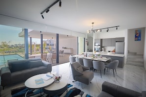 Villa, 5 habitaciones, alberca privada, vista al jardín | Sala de estar