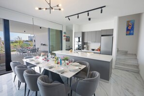 Villa, 5 Yatak Odası, Kişiye Özel Havuzlu, Bahçe Manzaralı | Yemek odası