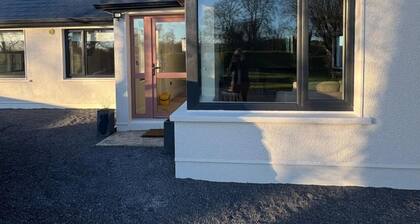 Spacious 4-Bedroom Retreat with Modern Amenities. Views of Rock of Cashel.