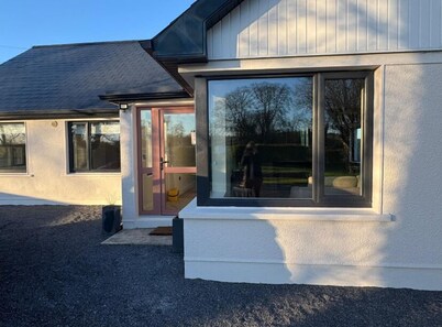 Spacious 4-Bedroom Retreat with Modern Amenities. Views of Rock of Cashel.
