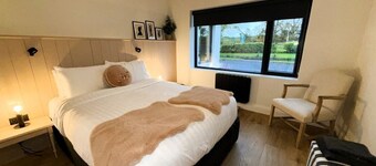 Spacious, Modern, Cosy, 4-Bedroom, 4-Bathroom Home. Views of Rock of Cashel.