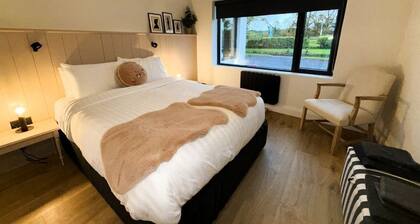 Spacious, Modern, Cosy, 4-Bedroom, 4-Bathroom Home. Views of Rock of Cashel.