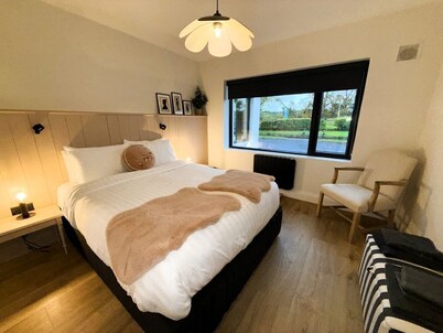 Spacious, Modern, Cosy, 4-Bedroom, 4-Bathroom Home. Views of Rock of Cashel.